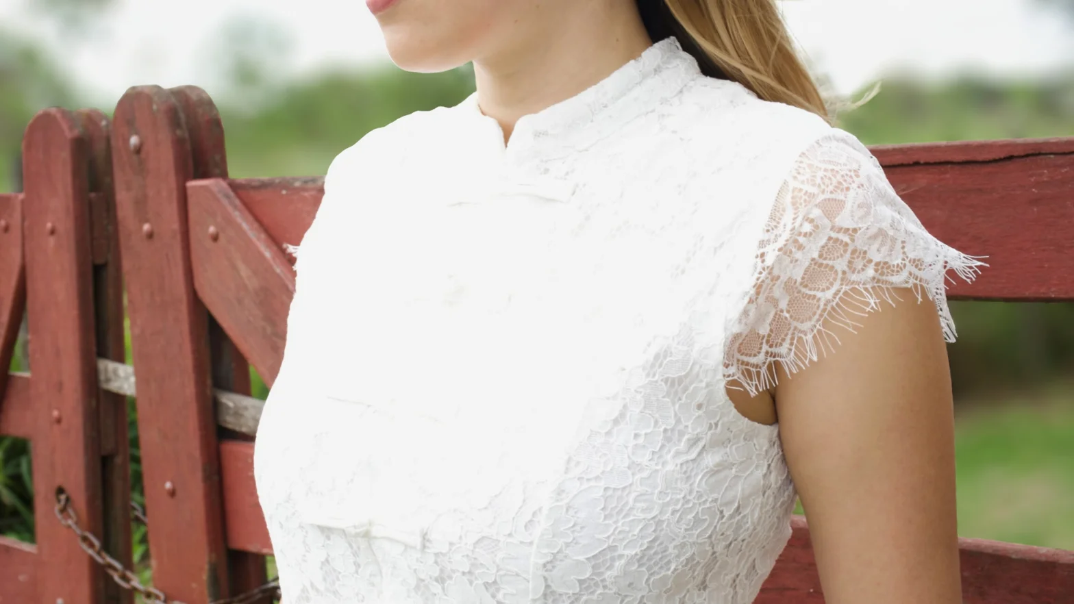Marca AMAREA — top de encaje blanco