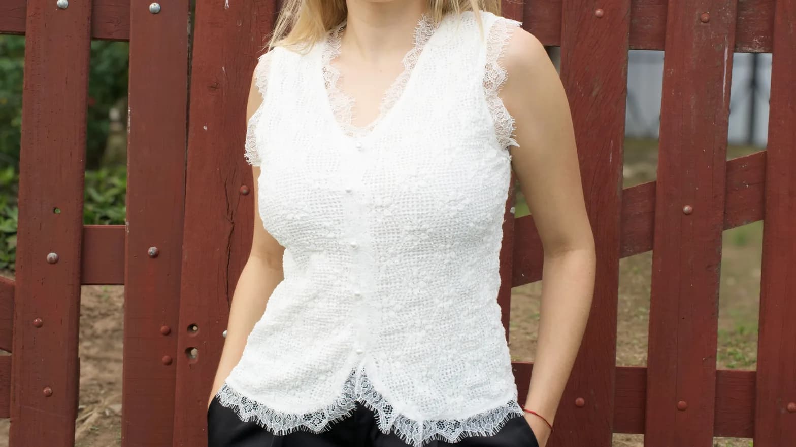 Editorial AMAREA — top de encaje blanco con botones perla
